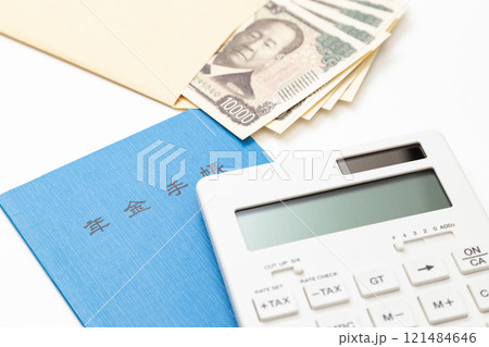 電卓と年金手帳とお金 121484646