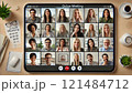 リモート会議をする人々 121484712