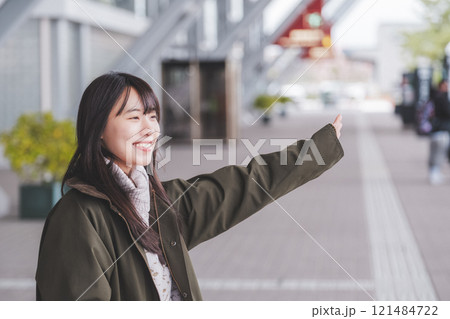 空港で友人を待つ女性のイメージ 121484722
