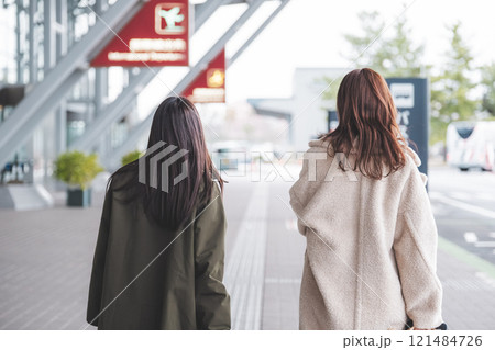 女子旅出発前にワクワクしているイメージ 121484726