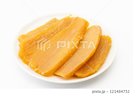 お皿に載った美味しそうな干し芋 121484732