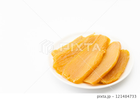 お皿に載った美味しそうな干し芋 お皿に載った美味しそうな干し芋 121484733