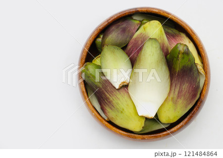 Fresh green purple artichoke petals 121484864