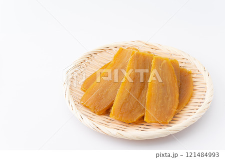 竹ざるに載った美味しそうな干し芋 竹ざるに載った美味しそうな干し芋 121484993
