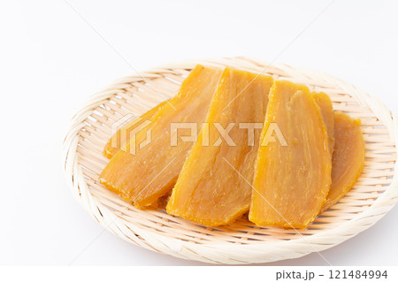 竹ざるに載った美味しそうな干し芋 竹ざるに載った美味しそうな干し芋 121484994