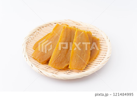 竹ざるに載った美味しそうな干し芋 竹ざるに載った美味しそうな干し芋 121484995