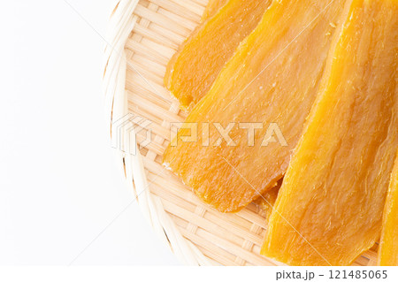 美味しそうな干し芋のクローズアップ 美味しそうな干し芋のクローズアップ 121485065