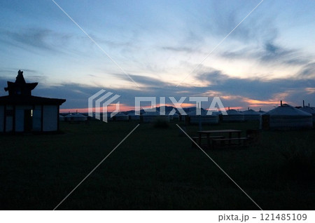 夕日とSweet Gobi Geolodge by Out of Nowhere【モンゴル】 夕日とSweet Gobi Geolodge by Out of Nowhere【モンゴル】 121485109