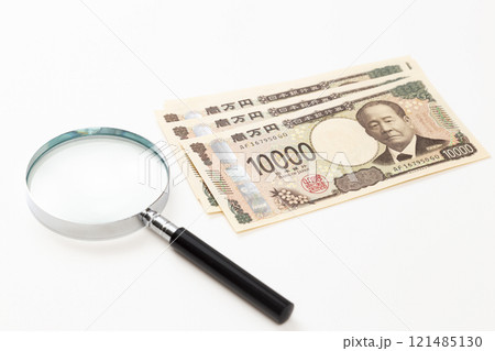 白背景にと一万円札と虫眼鏡 白背景にと一万円札と虫眼鏡 121485130