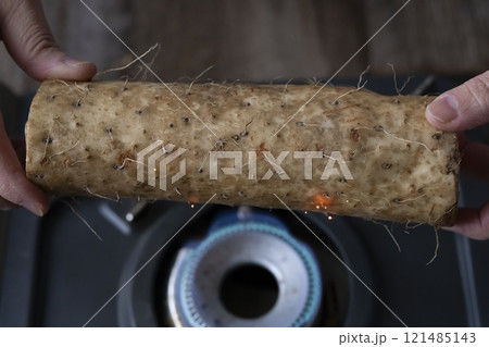 コンロで長芋のひげ根を焼く コンロで長芋のひげ根を焼く 121485143