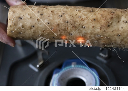 コンロで長芋のひげ根を焼く コンロで長芋のひげ根を焼く 121485144