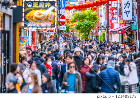 日本の横浜都市景観 2025春節燈花。中華街大通りは脅威の人流…新時代に、希望の光… 121485178