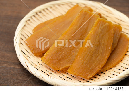 竹ざるに載った美味しそうな干し芋 竹ざるに載った美味しそうな干し芋 121485254