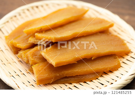 竹ざるに載った美味しそうな干し芋 竹ざるに載った美味しそうな干し芋 121485255