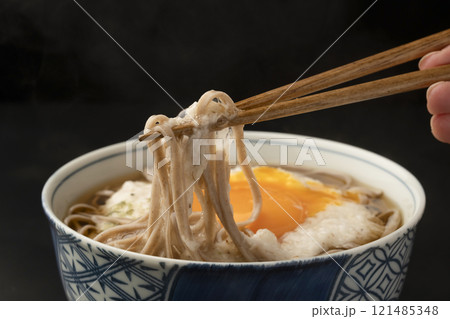 山かけ蕎麦 とろろ蕎麦を箸で持ち上げる 山かけ蕎麦 とろろ蕎麦を箸で持ち上げる 121485348