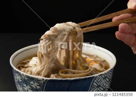 山かけ蕎麦 とろろ蕎麦を箸で持ち上げる　 121485350