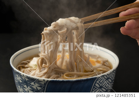 山かけ蕎麦 とろろ蕎麦を箸で持ち上げる　 121485351