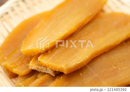 美味しそうな干し芋のクローズアップ 美味しそうな干し芋のクローズアップ 121485392