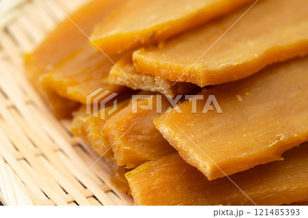 美味しそうな干し芋のクローズアップ 美味しそうな干し芋のクローズアップ 121485393
