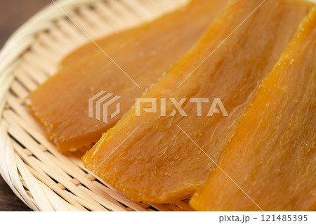 美味しそうな干し芋のクローズアップ 121485395
