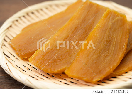 美味しそうな干し芋のクローズアップ 美味しそうな干し芋のクローズアップ 121485397