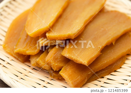 美味しそうな干し芋のクローズアップ 美味しそうな干し芋のクローズアップ 121485399