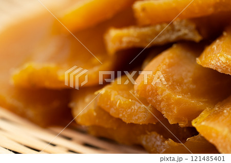 美味しそうな干し芋のクローズアップ 美味しそうな干し芋のクローズアップ 121485401