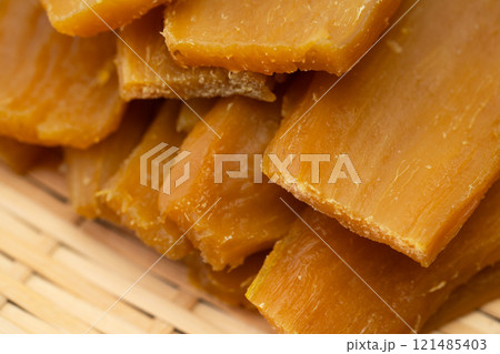 美味しそうな干し芋のクローズアップ 美味しそうな干し芋のクローズアップ 121485403