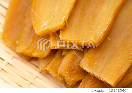 美味しそうな干し芋のクローズアップ 美味しそうな干し芋のクローズアップ 121485404