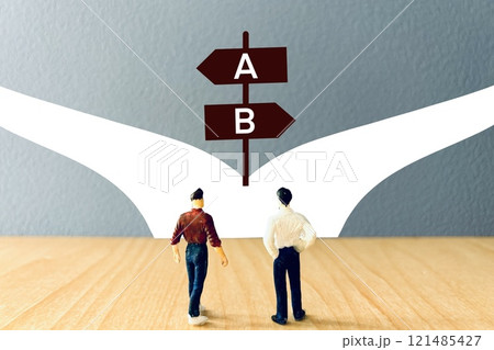 AかBか選択肢の分岐に迷うビジネスマン 121485427