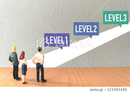レベルアップを目指すビジネスマン レベルアップを目指すビジネスマン 121485430