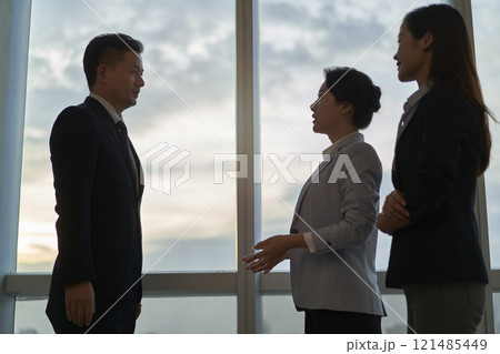 asian businesspeople discussing business in office 121485449