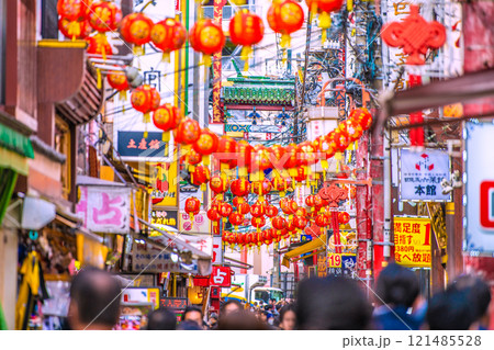 日本の横浜都市景観 横浜中華街・中学生などの団体旅行客らで賑わう市場通りなどを望む… 121485528