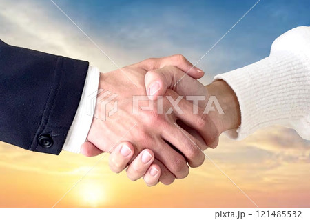 握手する手と空背景 121485532