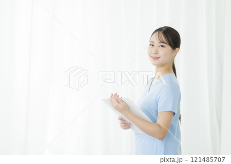 カルテを持つ看護師 カルテを持つ看護師 121485707