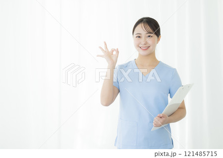 カルテを持つ看護師　　 121485715