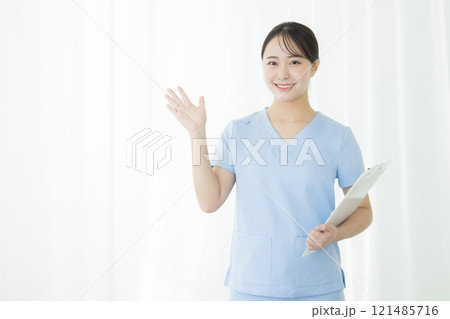 カルテを持つ看護師　　 121485716