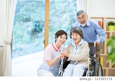 介護士とシニア夫婦　老人ホーム 121485719