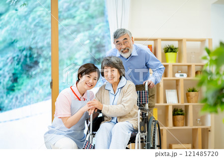 介護士とシニア夫婦　老人ホーム 121485720