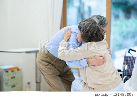 老老介護 介護イメージ シニア 老人ホーム 老老介護 介護イメージ シニア 老人ホーム 121485808