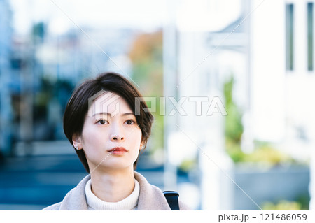 街を歩く女性 121486059