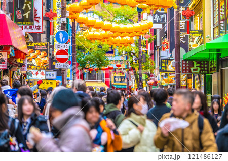 日本の横浜都市景観 2025春節燈花。賑わう中華街大通り…楽しい食べ歩き…新時代に、希望の光… 121486127
