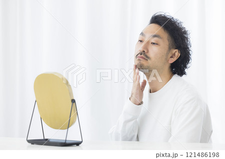 鏡を見るミドル男性　 121486198