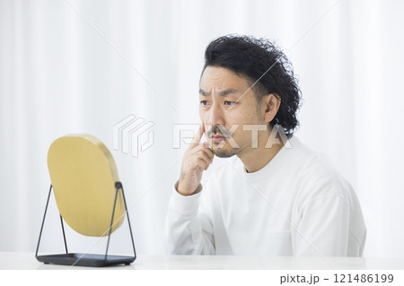 鏡を見るミドル男性　 121486199