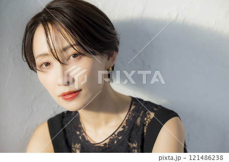 ショートヘアーの女性 ショートヘアーの女性 121486238