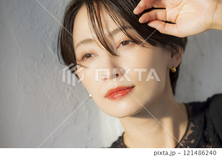 ショートヘアーの女性 121486240