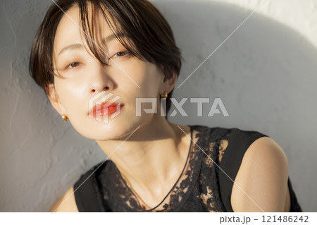 ショートヘアーの女性 ショートヘアーの女性 121486242