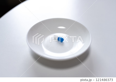 オーバードーズ　ODイメージ　大量の薬を接種する　薬物過剰摂取　ストレス　鬱病　若年層　社会問題 121486373