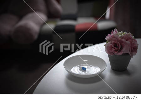 オーバードーズ　ODイメージ　大量の薬を接種する　薬物過剰摂取　ストレス　鬱病　若年層　社会問題 121486377