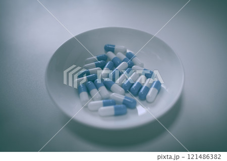 オーバードーズ ODイメージ 大量の薬を接種する 薬物過剰摂取 ストレス 鬱病 若年層 社会問題 オーバードーズ ODイメージ 大量の薬を接種する 薬物過剰摂取 ストレス 鬱病 若年層 社会問題 121486382